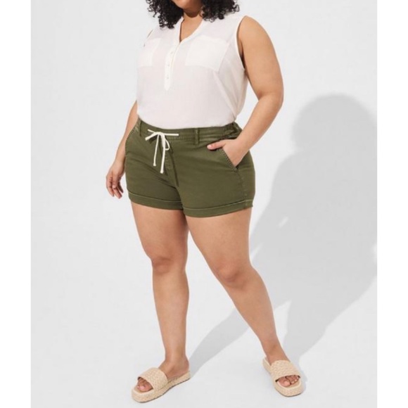 🆕3.5 Inch Pull-On Stretch Twill Boyfriend Short 1 1X 14 16 NWT Torrid New Green - Picture 4 of 5